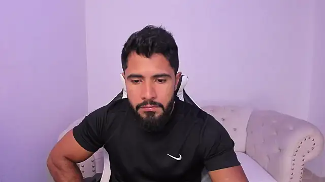 Snapshot of Santiago_huntt chatting on February 9, 2026, 8:35 pm Santiago huntt online show from February 9, 2026, 8:35 pm