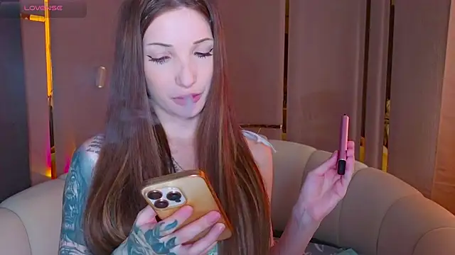 Snapshot of emilytrays chatting on July 17, 2026, 2:56 pm emilytrays online show from July 17, 2026, 2:56 pm