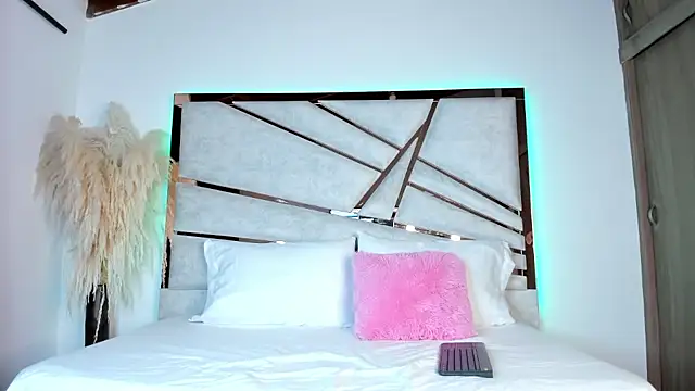 ssofijohnsonx online show from February 11, 2025, 3:40 pm