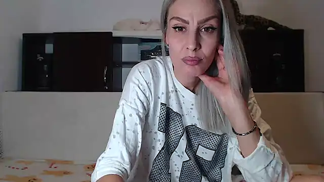 AshlineKatte online show from October 22, 2025, 5:02 pm