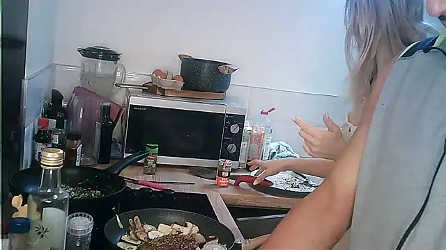 English Teen Evelyn online show from March 14, 2025, 1:24 pm