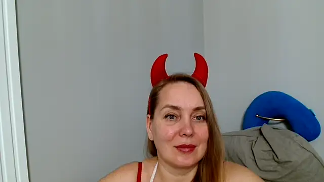 Snapshot of Lolawhite8 chatting on March 18, 2025, 8:15 pm Lolawhite8 online show from March 18, 2025, 8:15 pm