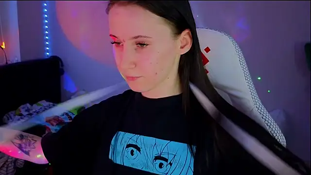 mon lola online show from March 13, 2025, 2:44 pm