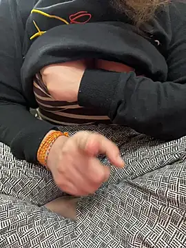 Red-Magic-25 online show from December 21, 2025, 5:58 am