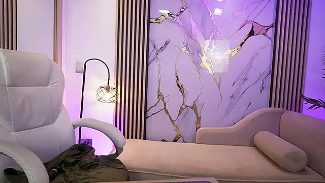 Emma Walkerr  online show from April 7, 2026, 7:03 pm