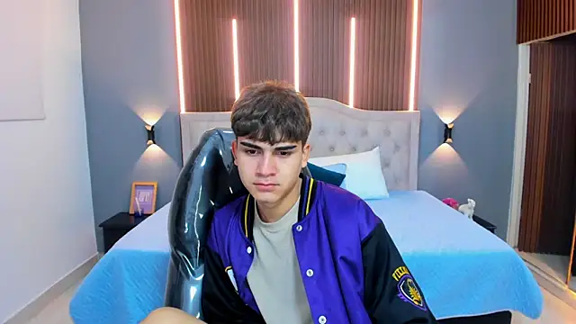 Tommy18   online show from November 7, 2025, 3:28 am