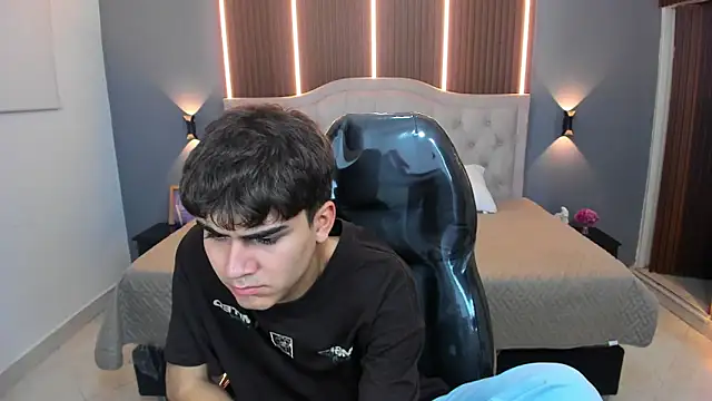 Tommy18   online show from November 13, 2025, 3:38 am