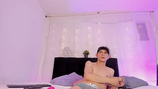 Snapshot of Bonny_and_carrot chatting on October 22, 2025, 7:13 pm Bonny and carrot online show from October 22, 2025, 7:13 pm