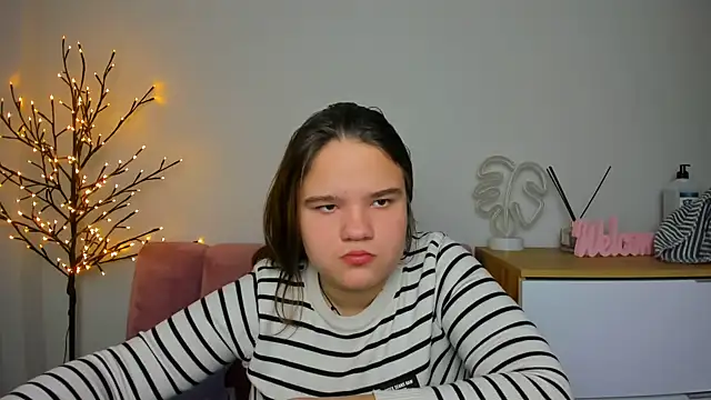 AdeleCruz online show from February 12, 2025, 1:16 pm