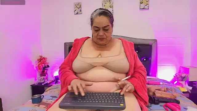 Snapshot of VickyBoobss chatting on May 29, 2026, 12:14 pm VickyBoobss online show from May 29, 2026, 12:14 pm