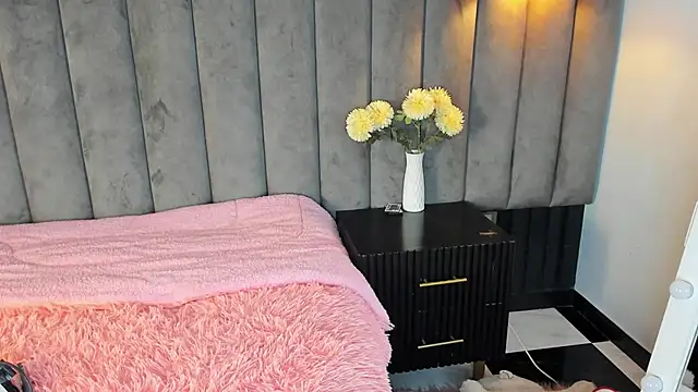 chelsea bolton  online show from November 19, 2025, 12:27 pm