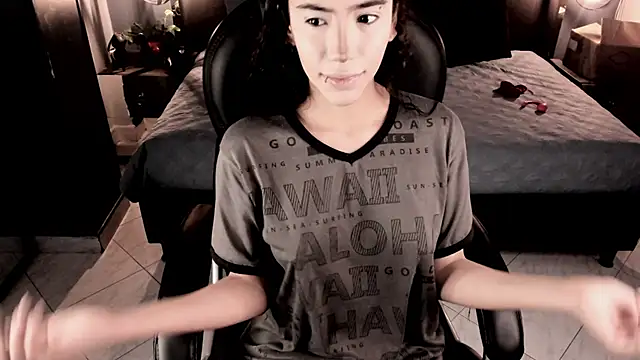 vaiolethsan   online show from December 17, 2025, 8:37 pm