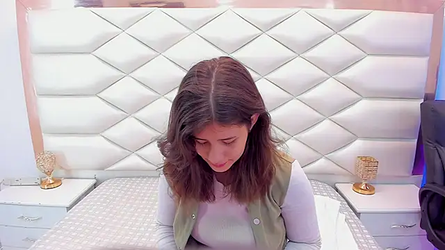 MiaQueen021 online show from February 4, 2025, 12:33 pm