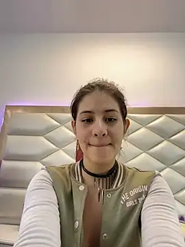 MiaQueen021 online show from February 7, 2025, 6:45 pm