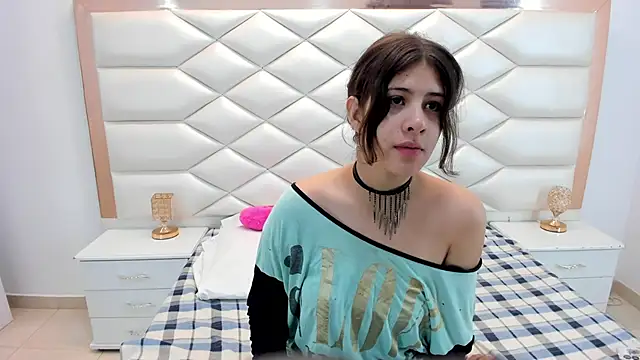 MiaQueen021 online show from February 12, 2025, 12:22 pm