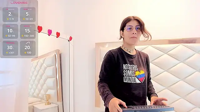 MiaQueen021 online show from February 19, 2025, 12:44 pm