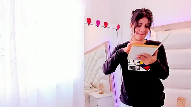 MiaQueen021 online show from February 19, 2025, 3:49 pm