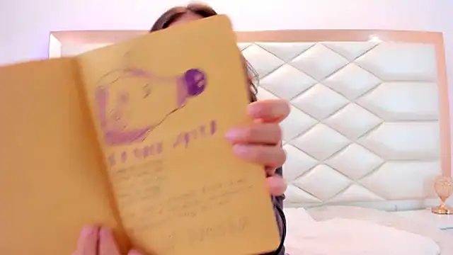 MiaQueen021 online show from February 19, 2025, 6:54 pm