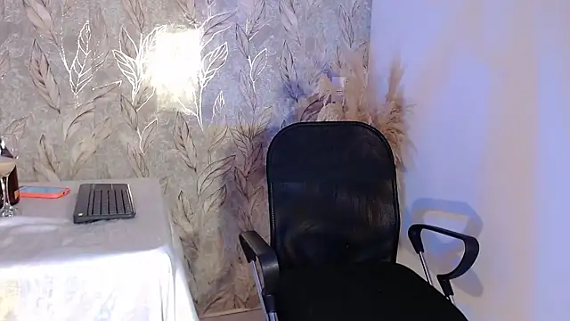 RAICHELLCOOPER1 online show from January 11, 2026, 12:32 pm