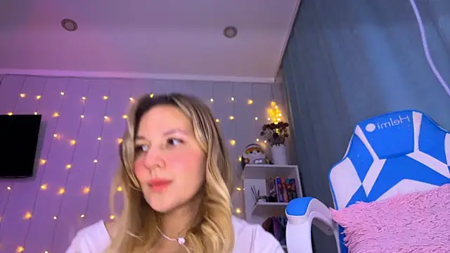 Mercedes Robinson online show from September 19, 2025, 4:29 pm