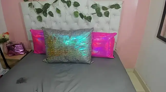 Snapshot of EmmySweett2 chatting on February 6, 2025, 12:16 pm EmmySweett2 online show from February 6, 2025, 12:16 pm