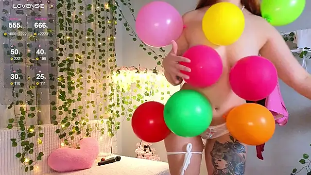 KiraBriis online show from November 17, 2025, 1:06 pm