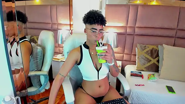 LuciaWallace online show from October 3, 2025, 1:57 am