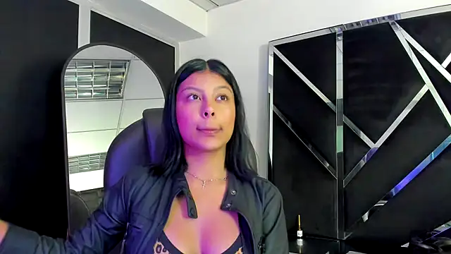 Salmaportman69 online show from October 19, 2025, 4:02 am