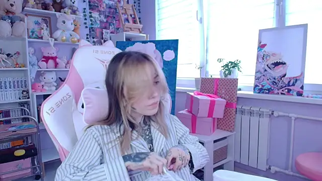 Snapshot of Catharsisi chatting on October 13, 2025, 1:33 pm Catharsisi online show from October 13, 2025, 1:33 pm