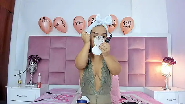 Snapshot of AnieRey chatting on January 28, 2025, 12:00 pm AnieRey online show from January 28, 2025, 12:00 pm