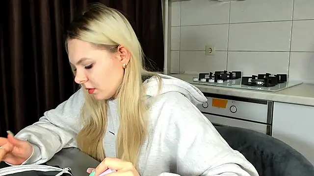 SynnoveEyre online show from February 17, 2025, 2:37 pm