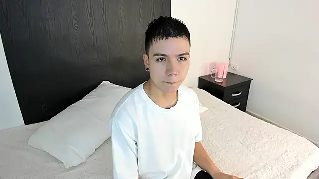 alanblack1 online show from February 6, 2025, 1:10 pm