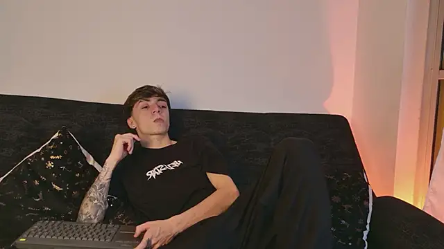 Snapshot of ethan_and_ava chatting on February 5, 2026, 2:27 am ethan and ava online show from February 5, 2026, 2:27 am