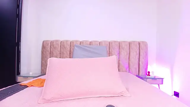 Auroraa miller online show from November 19, 2025, 11:54 am