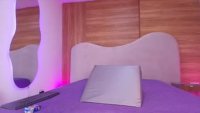 Auroraa miller online show from March 18, 2026, 3:09 am