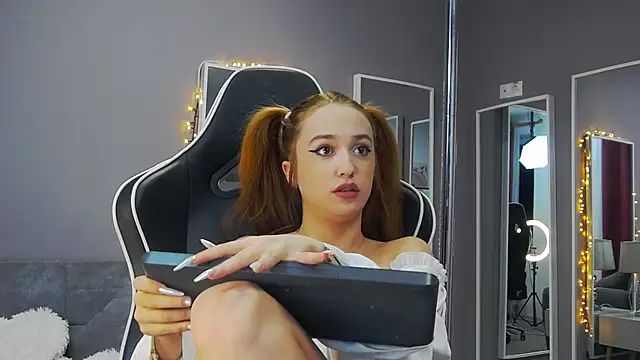 Snapshot of Eva_Lovvia_ chatting on January 21, 2025, 6:23 pm Eva Lovvia  online show from January 21, 2025, 6:23 pm