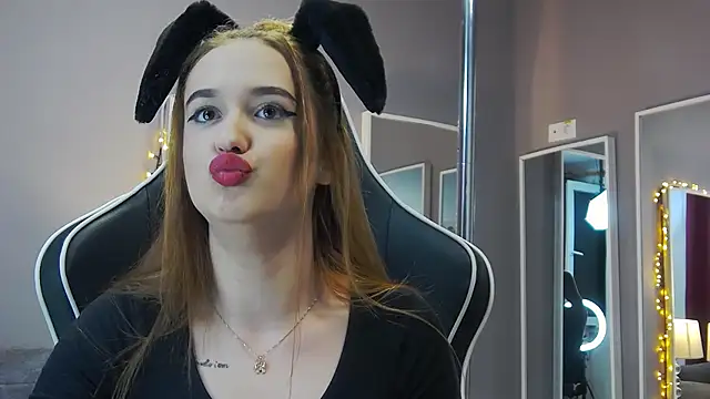 Snapshot of Eva_Lovvia_ chatting on January 23, 2025, 9:18 pm Eva Lovvia  online show from January 23, 2025, 9:18 pm