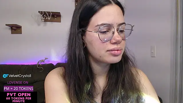 crystalll room online show from October 10, 2025, 6:56 am