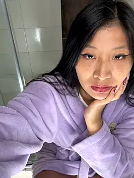 hannah howeell   online show from November 12, 2025, 3:12 pm