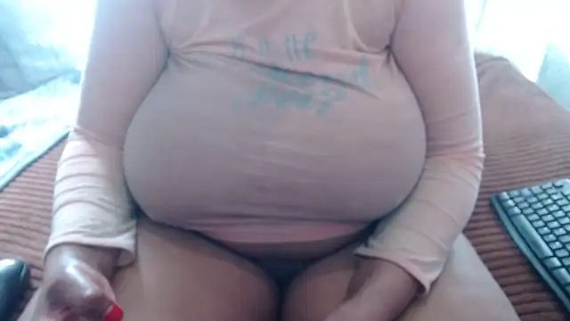 Snapshot of BUBBLYBUNNYxx chatting on May 6, 2026, 9:47 am BUBBLYBUNNYxx online show from May 6, 2026, 9:47 am