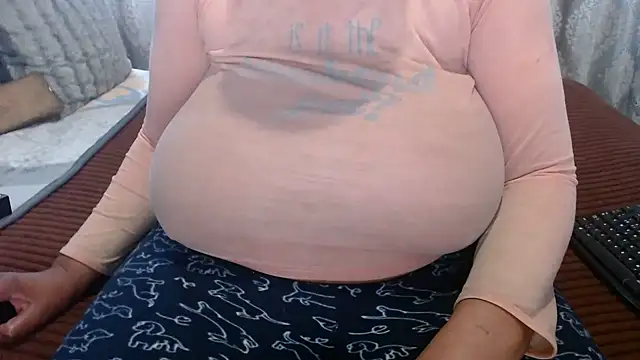 Snapshot of BUBBLYBUNNYxx chatting on May 7, 2026, 5:13 am BUBBLYBUNNYxx online show from May 7, 2026, 5:13 am