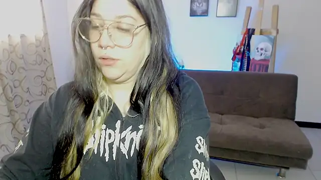 sharonnleon online show from November 7, 2025, 5:02 pm