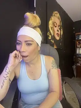 viktoria davis  online show from November 18, 2025, 11:59 pm