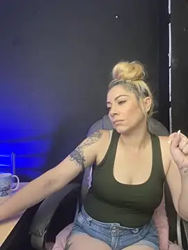 viktoria davis  online show from November 22, 2025, 10:42 pm