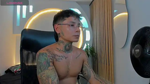 Snapshot of tattokoi chatting on January 19, 2025, 1:43 am tattokoi online show from January 19, 2025, 1:43 am