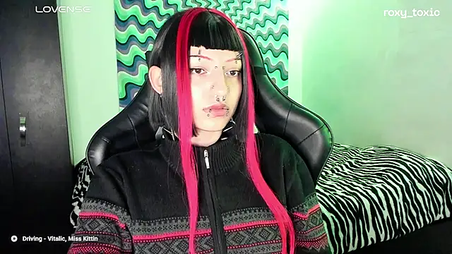 Snapshot of roxy_toxic chatting on March 7, 2025, 1:42 am roxy toxic online show from March 7, 2025, 1:42 am