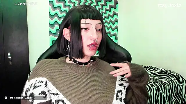 Snapshot of roxy_toxic chatting on March 18, 2025, 3:20 am roxy toxic online show from March 18, 2025, 3:20 am