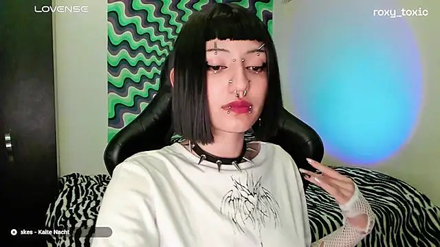 Snapshot of roxy_toxic chatting on March 19, 2025, 1:54 am roxy toxic online show from March 19, 2025, 1:54 am