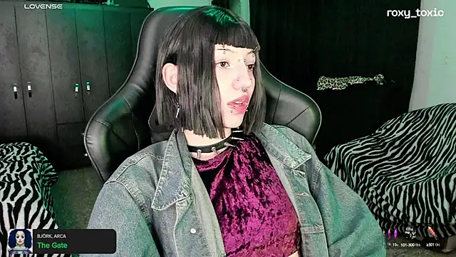 Snapshot of roxy_toxic chatting on October 9, 2025, 1:25 am roxy toxic online show from October 9, 2025, 1:25 am