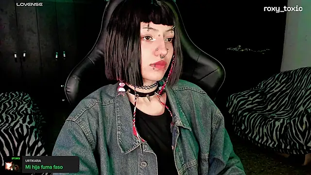 Snapshot of roxy_toxic chatting on October 17, 2025, 2:15 am roxy toxic online show from October 17, 2025, 2:15 am